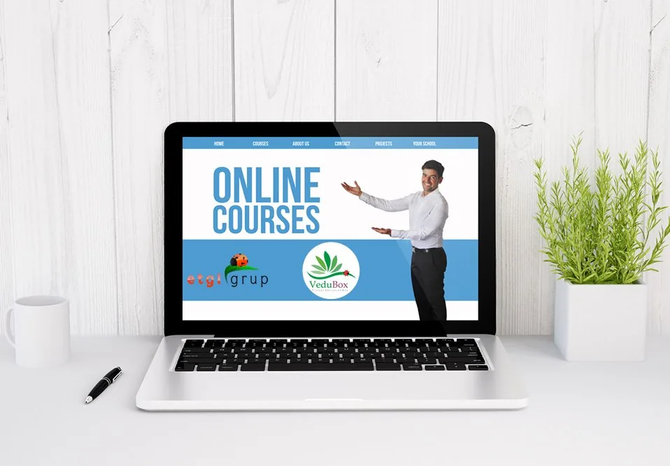 Etgi Grup online kurslar ekranı açık dizüstü bilgisayar